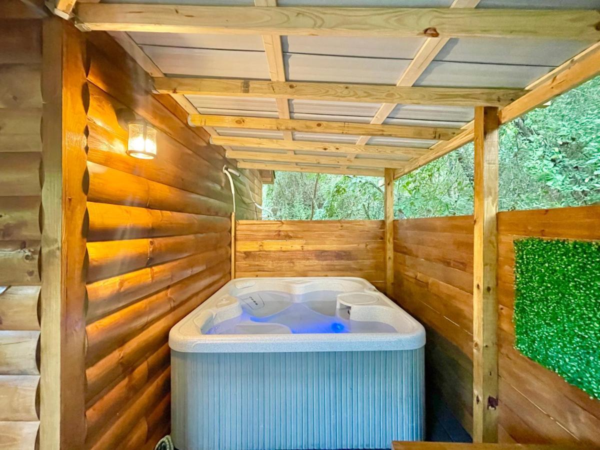 New Tiny Cabin Hot Tub Firepit Fenced Yard Sevierville Exterior foto