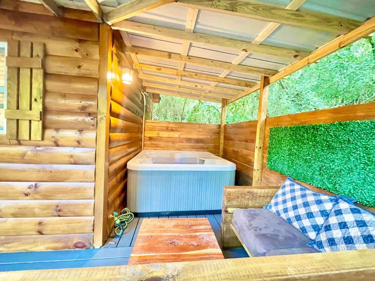 New Tiny Cabin Hot Tub Firepit Fenced Yard Sevierville Exterior foto